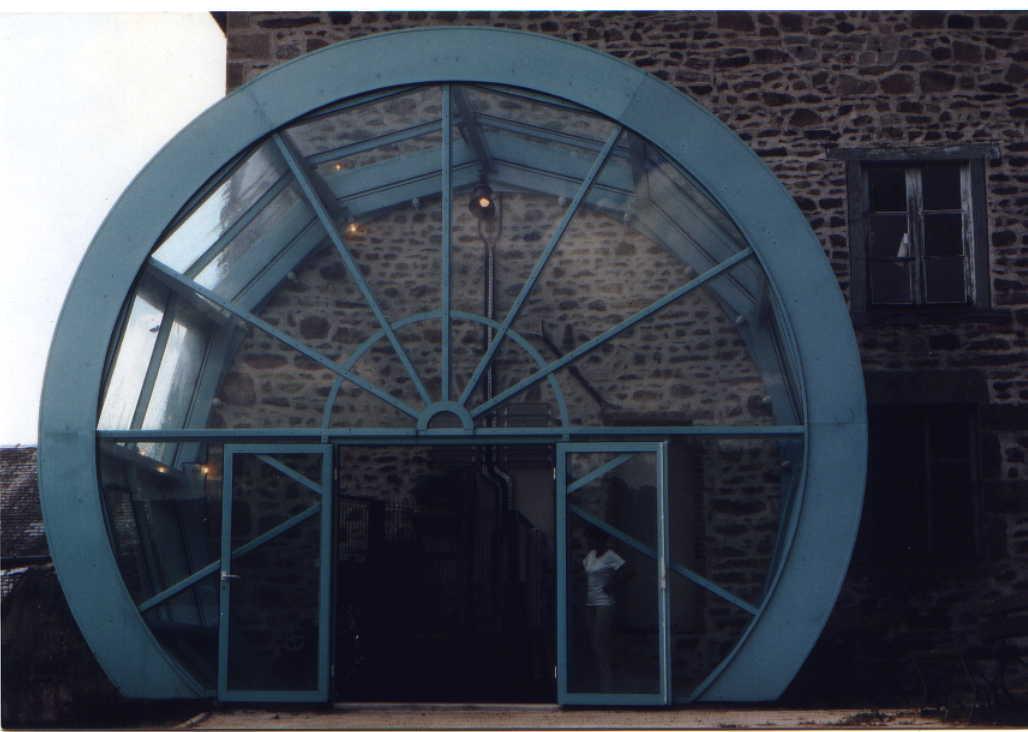 Roue à augets (Musée de l’électrification : structure en métal et en verre représentant la roue en bois d’origine)