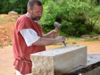 20160611 161103 Guedelon GCG 1788  Visite château de Guédelon; Un tailleur de pierre venu d'Allemagne    Nikon D7000 11/06/2016 16:11 Gérard Gadaud © Amis de la Creuse - Creusois de Paris : Bourgogne-Franche-Comté, Château de Guédelon, FRA, France, Treigny